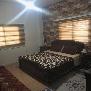 马达巴luxury house的房间里有一张大床的卧室