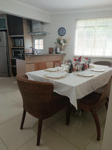 tavolo da pranzo con tovaglia bianca di Lar doce lar a Pato Branco