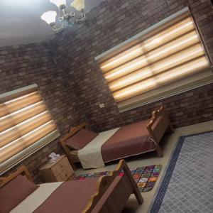 马达巴luxury house的一间带床和砖墙的卧室