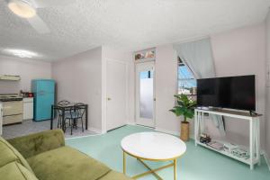 ein Wohnzimmer mit Sofa und Tisch in der Unterkunft Sebring Circle Studio Stay- Postcard Mural Views in Sebring + 27 Fotos