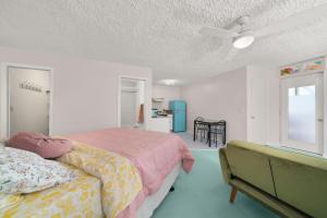 ein Schlafzimmer mit Bett und Deckenventilator in der Unterkunft Sebring Circle Studio Stay- Postcard Mural Views in Sebring