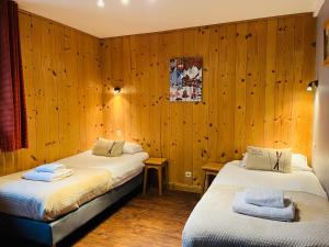 En eller flere senge i et værelse på Chalet Les Lanchettes