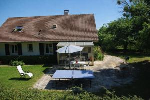 een tafel en een paraplu voor een huis bij Maison d'Hôtes de Belleville in Belleville