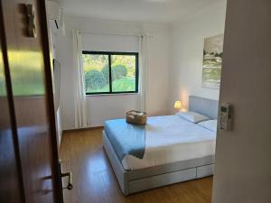 una piccola camera da letto con un letto e una finestra di Blife Ampalya private rooms a FAO