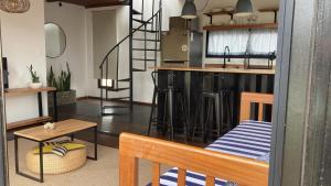 un soggiorno con un tavolo e una cucina di Pretas a Punta Del Diablo Altre 6 foto