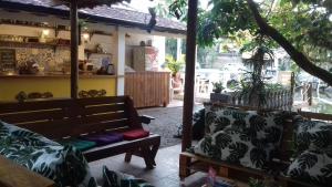 a room with a bench and a table and a table at Maracujá Hostel in Paraty