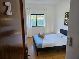 una piccola camera da letto con un letto e una finestra di Blife Ampalya private rooms a FAO