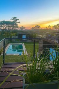 una casa con piscina e tramonto di Pretas a Punta Del Diablo