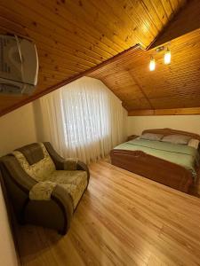 En eller flere senge i et værelse på Karpatskyi Maetok + 54 billeder