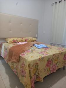 ein Bett mit einem Tisch, einer Decke und Kissen in der Unterkunft Casa de Praia - Praia Bela in Aquiraz + 61 Fotos