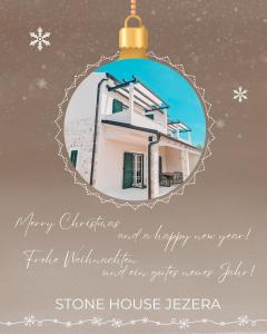 ein Weihnachtsschmuckstück mit einem Bild eines Hauses in der Unterkunft STONE HOUSE JEZERA in Jezera