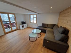 a living room with a couch and a table at Ferienwohnung Rosenburg in Randa