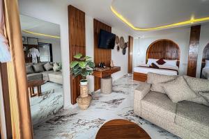 Posezení v ubytování Caldera Hotel & Restaurant