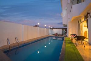 een zwembad aan de zijkant van een gebouw bij ll EMPYREAN STAY ll BIG DADDY VILLA ll 6BHK ll AC ll PRIVATE POOL ll BACHELORS FRIENDLY ll in Malavli