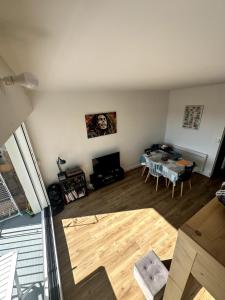 TV a/nebo společenská místnost v ubytování Appartement Pornic plage Noëveillard à pied