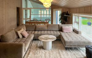 Et opholdsområde på Holiday Home Vidie-Kjæret