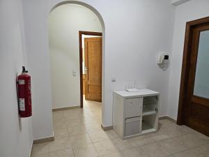 una stanza con un idrante e una stanza con un estintore di Blife Ampalya private rooms a FAO