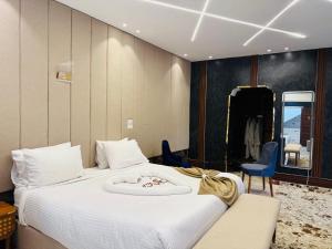 Giường trong phòng chung tại Dayy Pyramids View Hotel