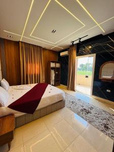 Giường trong phòng chung tại Dayy Pyramids View Hotel