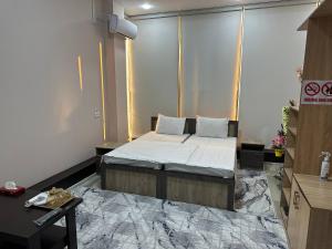 une chambre avec un lit dans une pièce avec une table dans l'établissement Rubin Hotel, à Navoï