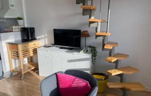 Et tv og/eller underholdning på Nice Apartment In Allinge