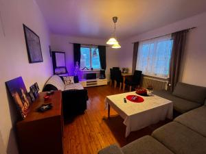 un soggiorno con un divano e un tavolo di Lily a Gullringen