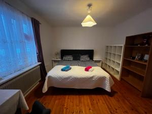 una camera da letto con un letto con due animali di peluche sopra di Lily a Gullringen