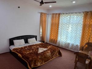 a bedroom with a large bed and a window at The Atiq Stay in Jāmb