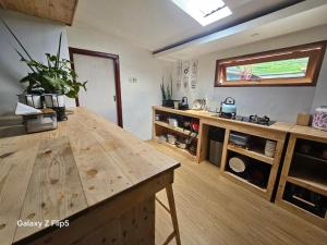 een keuken met een houten aanrecht in een kamer bij Erigeron homestay dieng in Banjarnegara