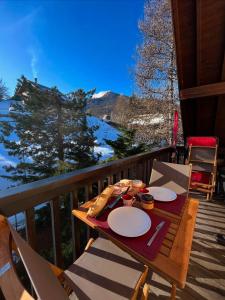 un tavolo su una terrazza con vista sulle montagne di Alp-osud a Les Orres
