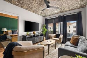 Et opholdsområde på Modern Townhouse near Vandy and Parthenon