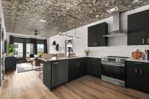 Køkken eller tekøkken på Modern Townhouse near Vandy and Parthenon