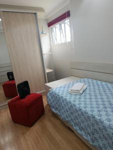 una piccola camera da letto con un letto e uno specchio di Lar doce lar a Pato Branco