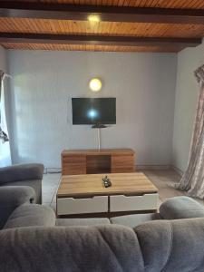 un salon avec un canapé et une table basse dans l'établissement Number 8, à Maseru