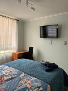 En eller flere senge i et værelse på COMODO DEPTO FAMILIAR 3D 1B PARKING Piscina