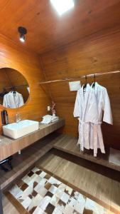 een badkamer met een wastafel en een spiegel bij Cabana das Oliveiras -2 in Piratuba +27 foto's