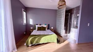 een slaapkamer met paarse muren en een bed erin bij Chez Patricia et Georges in Carry-le-Rouet +4 foto's