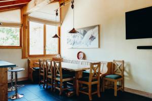 Et tv og/eller underholdning på Le Cochet by Lodji + 9 billeder