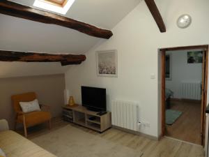 a living room with a tv and a couch at tillys Cottage in Folles