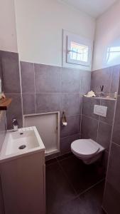 een badkamer met toilet en wastafel bij Chez Patricia et Georges in Carry-le-Rouet