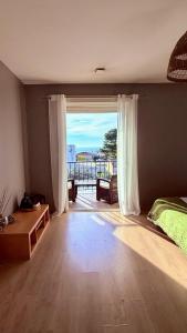 een slaapkamer met een bed en uitzicht op een balkon bij Chez Patricia et Georges in Carry-le-Rouet