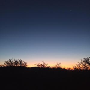 ein Sonnenuntergang über einem Hügel mit Bäumen im Vordergrund in der Unterkunft Tintitacos in Los Hornillos + 3 Fotos