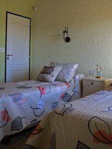 1 Schlafzimmer mit 2 nebeneinander liegenden Betten in der Unterkunft Tintitacos in Los Hornillos