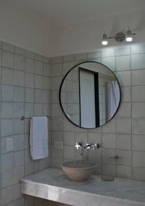 een badkamer met een wastafel en een spiegel bij Tintitacos in Los Hornillos