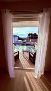 een open raam met uitzicht op een balkon bij Chez Patricia et Georges in Carry-le-Rouet