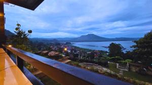 uitzicht op een meer vanaf een balkon bij Adelisca Glamping, Cafe and Villa in Kubupenlokan +23 foto's