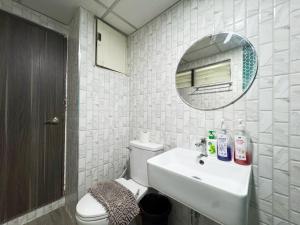 un bagno con un water, un lavandino e uno specchio di 1BR Near BTS Queen & Single Bed City Center a Bangkok Altre 14 foto