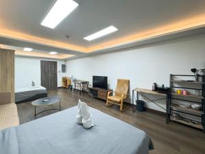 Camera con letto e soggiorno. di 1BR Near BTS Queen & Single Bed City Center a Bangkok