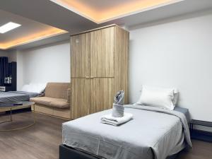 una camera con letto, armadio e divano di 1BR Near BTS Queen & Single Bed City Center a Bangkok