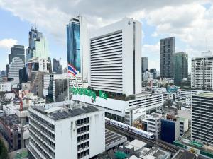 un alto edificio bianco in una città con edifici di 1BR Near BTS Queen & Single Bed City Center a Bangkok